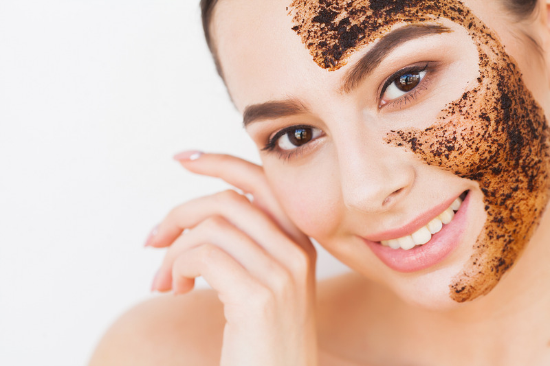 Gesichtsbehandlung mit Produkten von ELEMIS . Luxus trifft Wirkung